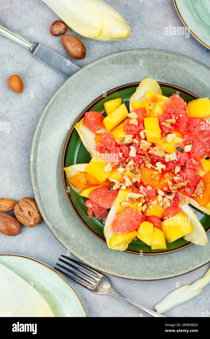 Salade de vitamines de pamplemousse, de mangue et de chicorée sur la table Banque D'Images