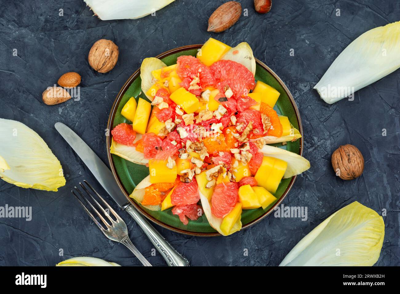 Délicieuse salade de pamplemousse, de mangue et de chicorée. Une alimentation saine Banque D'Images