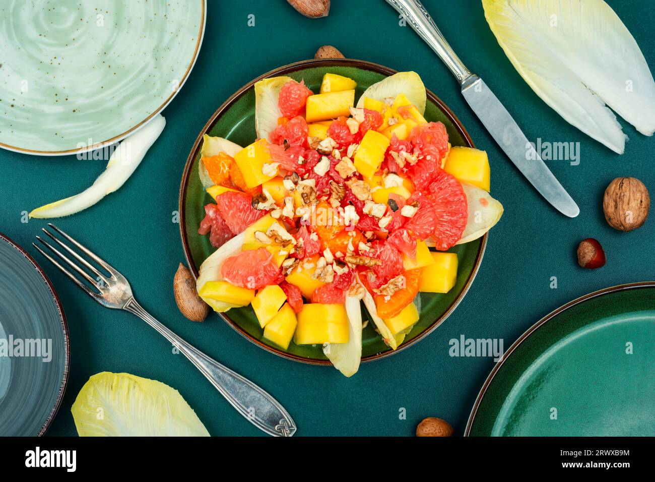 Salade de chicorée fraîche avec fruits et noix. Recette de repas sain Banque D'Images