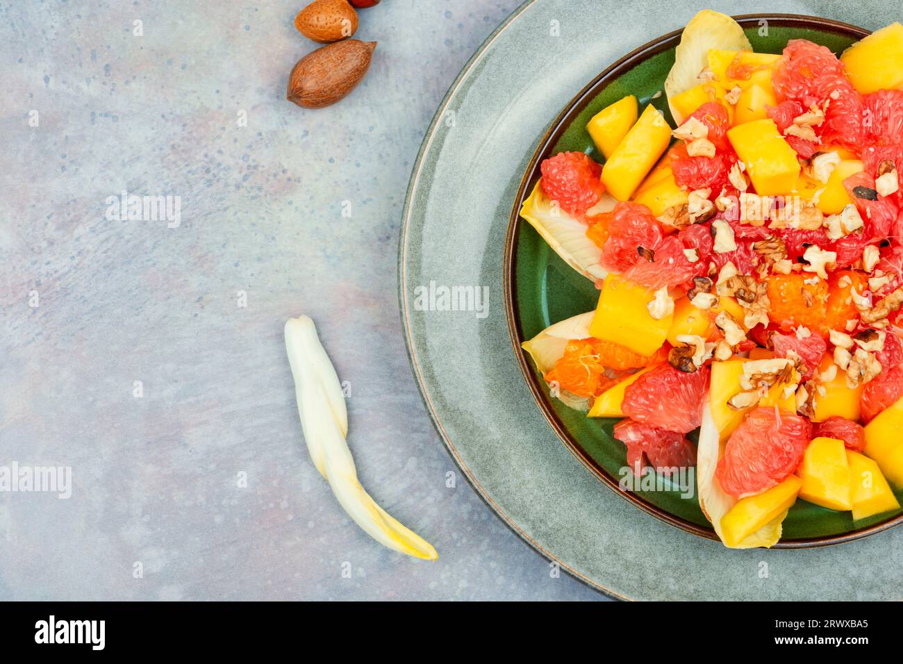 Salade fraîche de pamplemousse, de mangue et de chicorée. Copier l'espace Banque D'Images