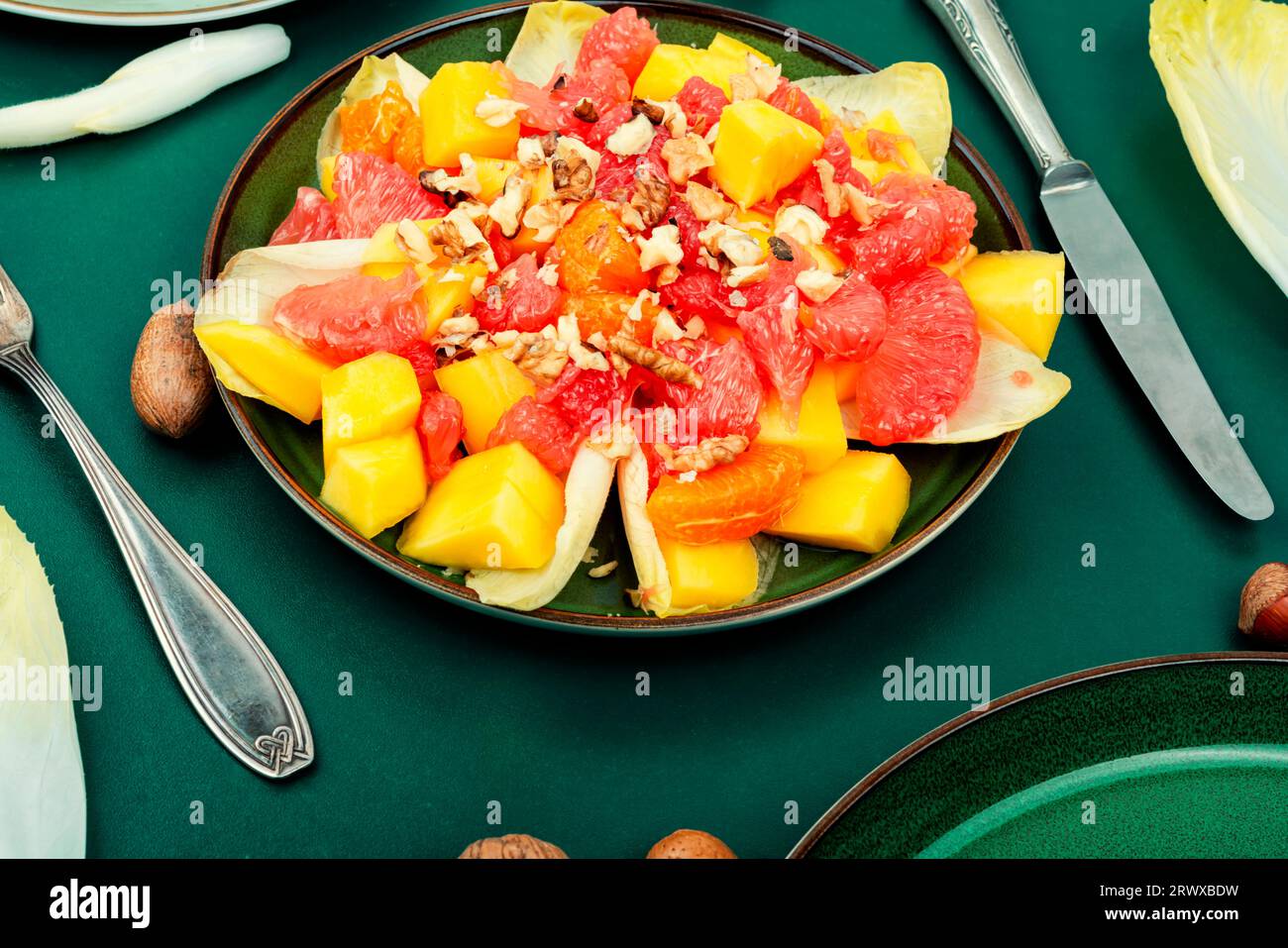 Délicieuse salade de vitamines de pamplemousse, de mangue et de chicorée. Concept pour un repas végétarien sain Banque D'Images