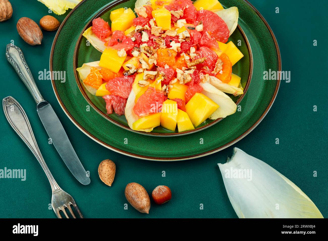 Salade vitaminée savoureuse de pamplemousse, de mangue et de chicorée. Banque D'Images