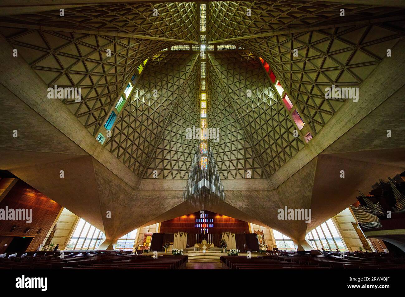 Vue large du plafond de la cathédrale Sainte-Marie de l'Assomption avec des bancs Banque D'Images