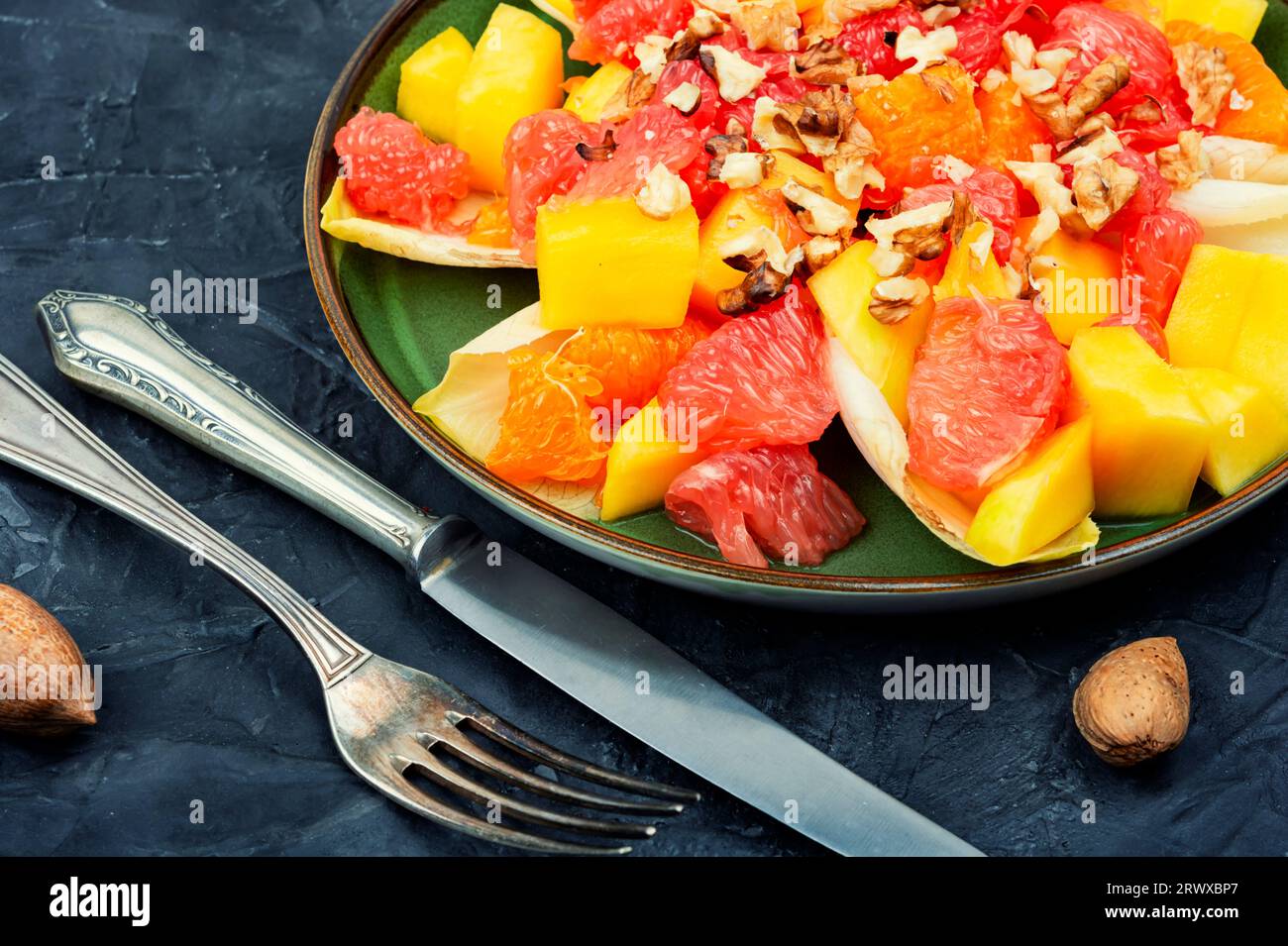 Salade de chicorée aux fruits et aux noix. Recette de repas sain Banque D'Images