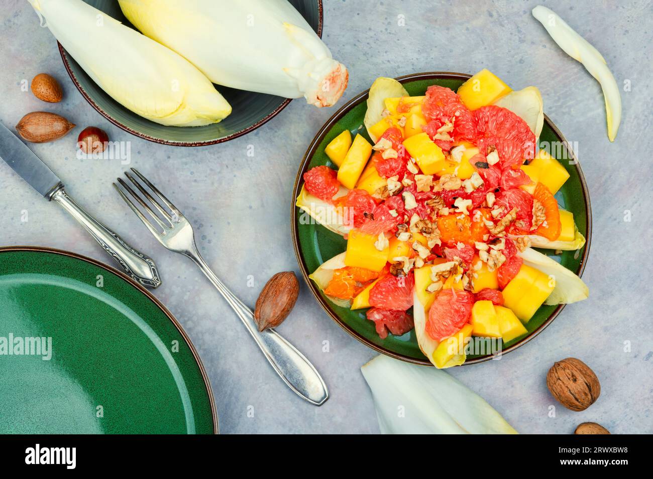 Délicieuse salade de pamplemousse, de mangue et de chicorée. Banque D'Images