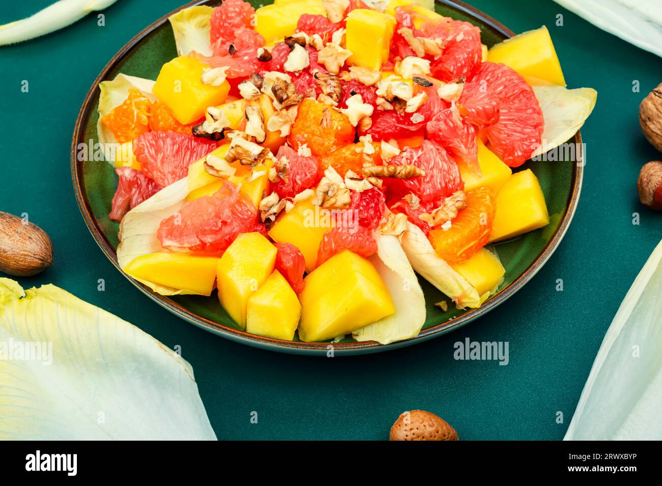 Salade fraîche de pamplemousse, de mangue et de chicorée. Banque D'Images