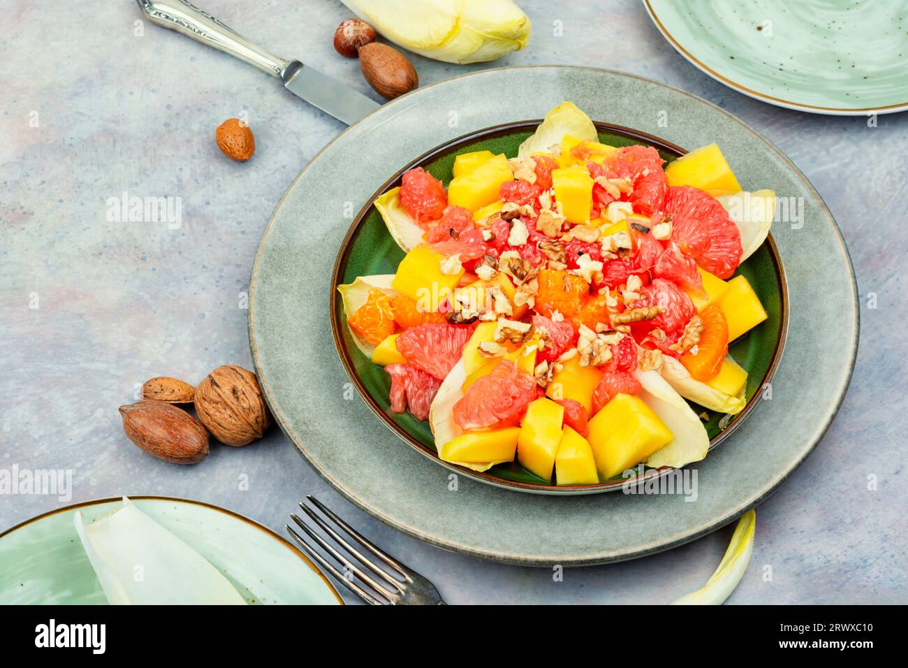 Délicieuse salade de vitamines de pamplemousse, de mangue et de chicorée. Concept pour un repas végétarien sain Banque D'Images
