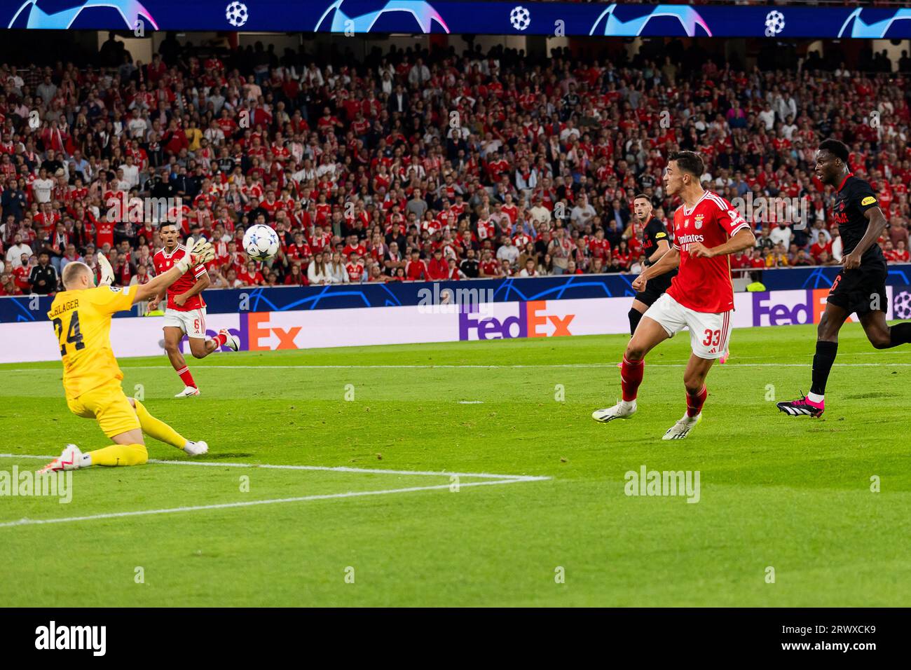 Lisbonne, Portugal. 20 septembre 2023. Alexander Schlager du FC Salzbourg et Petar Musa du SL Benfica vus en action lors du match de championnat entre Benfica et le FC Red Bull Salzburg au stade Estádio da Luz. FC Salzbourg a gagné contre SL Benfica par 0 - 2 (photo Nuno Branco/SOPA Images/Sipa USA) crédit : SIPA US/Alamy Live News Banque D'Images