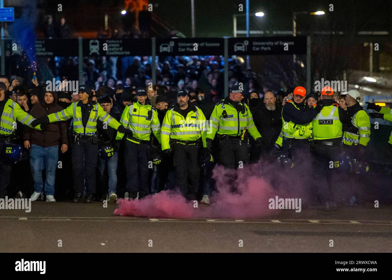 La police et les unités de police montées sont en force pour garder les fans rivaux séparés à leur arrivée au stade Amex avant le match de la ligue de football Brighton et Hove Albion et Crystal Palace le 15 mars 2023 Banque D'Images