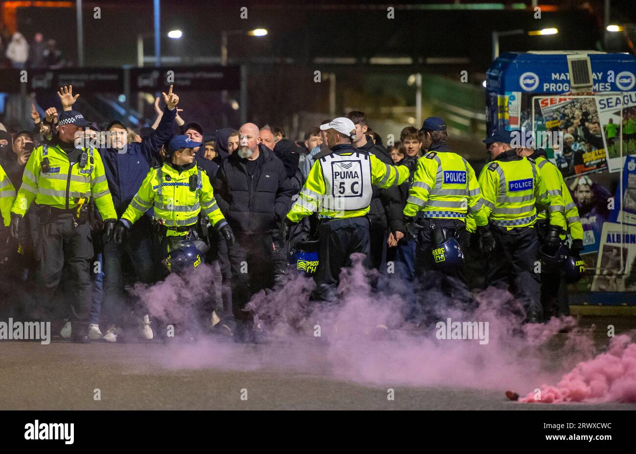 La police et les unités de police montées sont en force pour garder les fans rivaux séparés à leur arrivée au stade Amex avant le match de la ligue de football Brighton et Hove Albion et Crystal Palace le 15 mars 2023 Banque D'Images