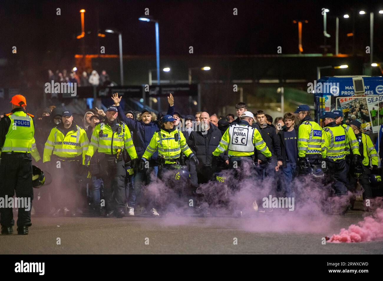 La police et les unités de police montées sont en force pour garder les fans rivaux séparés à leur arrivée au stade Amex avant le match de la ligue de football Brighton et Hove Albion et Crystal Palace le 15 mars 2023 Banque D'Images