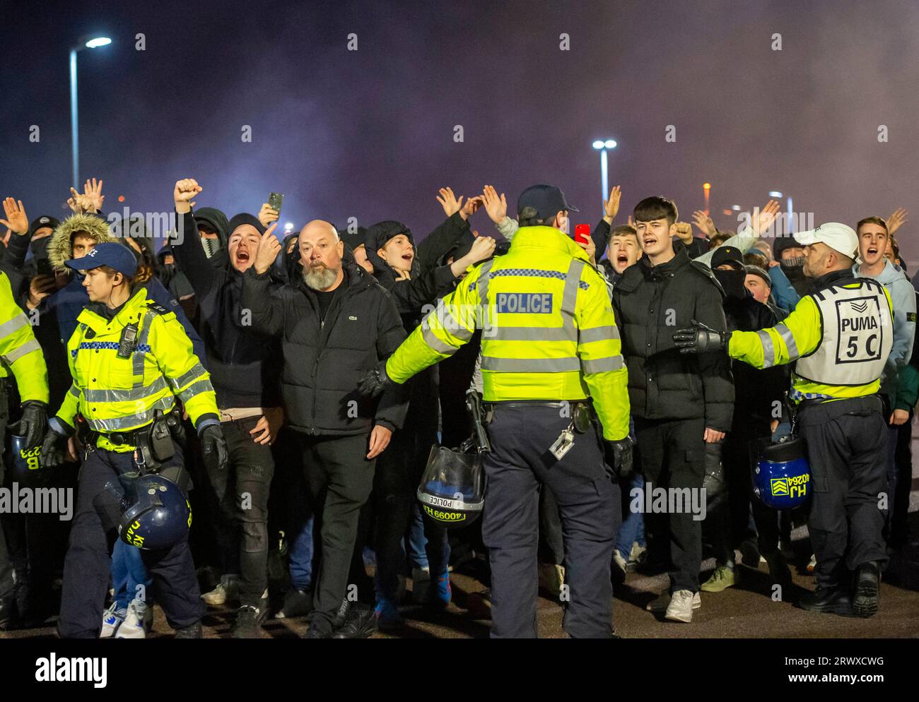 La police et les unités de police montées sont en force pour garder les fans rivaux séparés à leur arrivée au stade Amex avant le match de la ligue de football Brighton et Hove Albion et Crystal Palace le 15 mars 2023 Banque D'Images