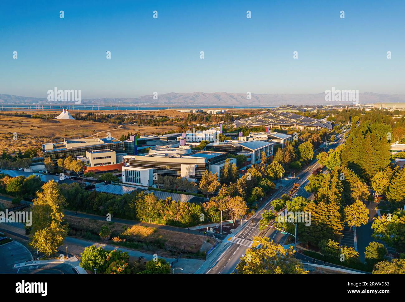 MOUNTAIN VIEW, CA - 29 AOÛT 2022 : Googleplex - Google Headquarters immeubles de bureaux vus dans une vue aérienne. Banque D'Images
