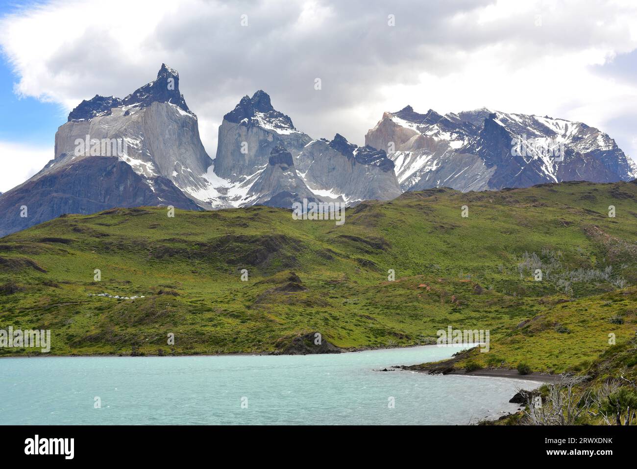 Parc national Torres del Paine. Cuernos del Paine. Cette montagne est un laccolithe, la roche légère est du granit et la roche sombre est une roche métamorfique. Provincia d Banque D'Images