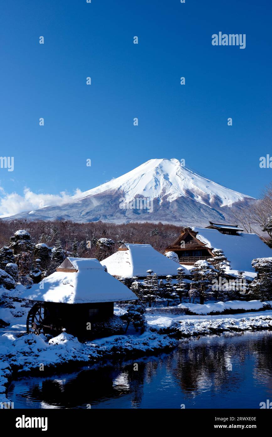 Fuji dans le paysage enneigé et le ciel bleu à Oshino Village Banque D'Images