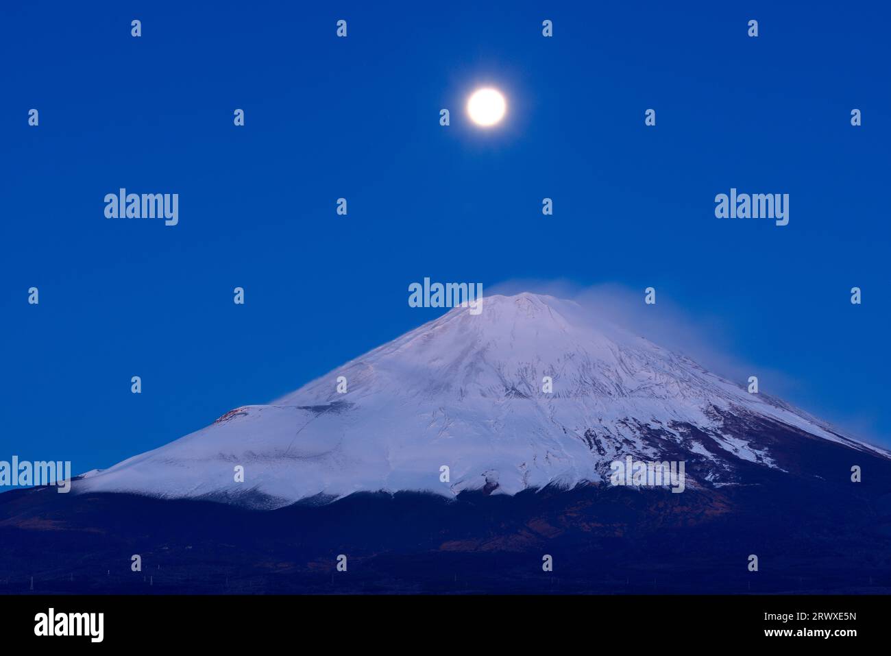 Fuji et la lune à l'aube de Gotemba City Banque D'Images Fuji et la lune à l'aube de Gotemba City Banque D'Images
