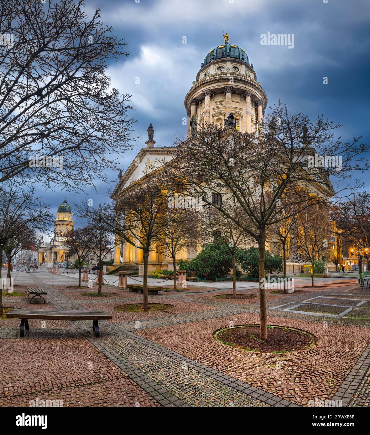 Nouvelle église sur Gendarmenmarkt au coucher du soleil, Berlin Banque D'Images