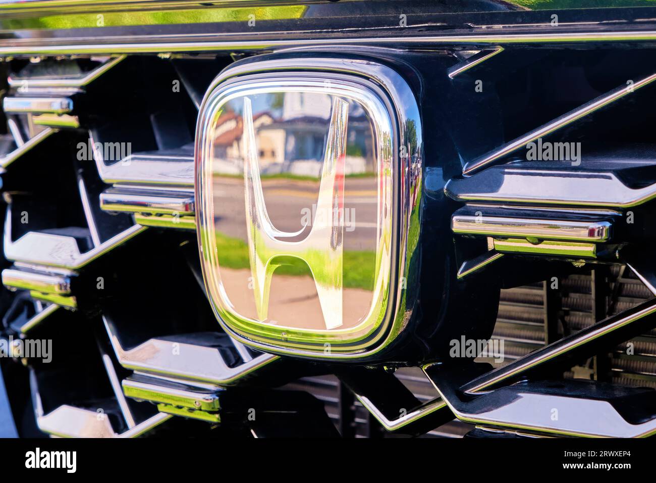 L'emblème emblématique de Honda a monté la calandre d'un modèle moderne photographié en gros plan. Banque D'Images