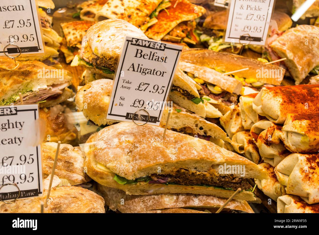 Sawers Ltd, un célèbre traiteur et café de magasin d'alimentation fine à Belfast, en Irlande du Nord. Vue intérieure de la boutique montrant la marque de commerce BIG sandwichs and Wraps Banque D'Images