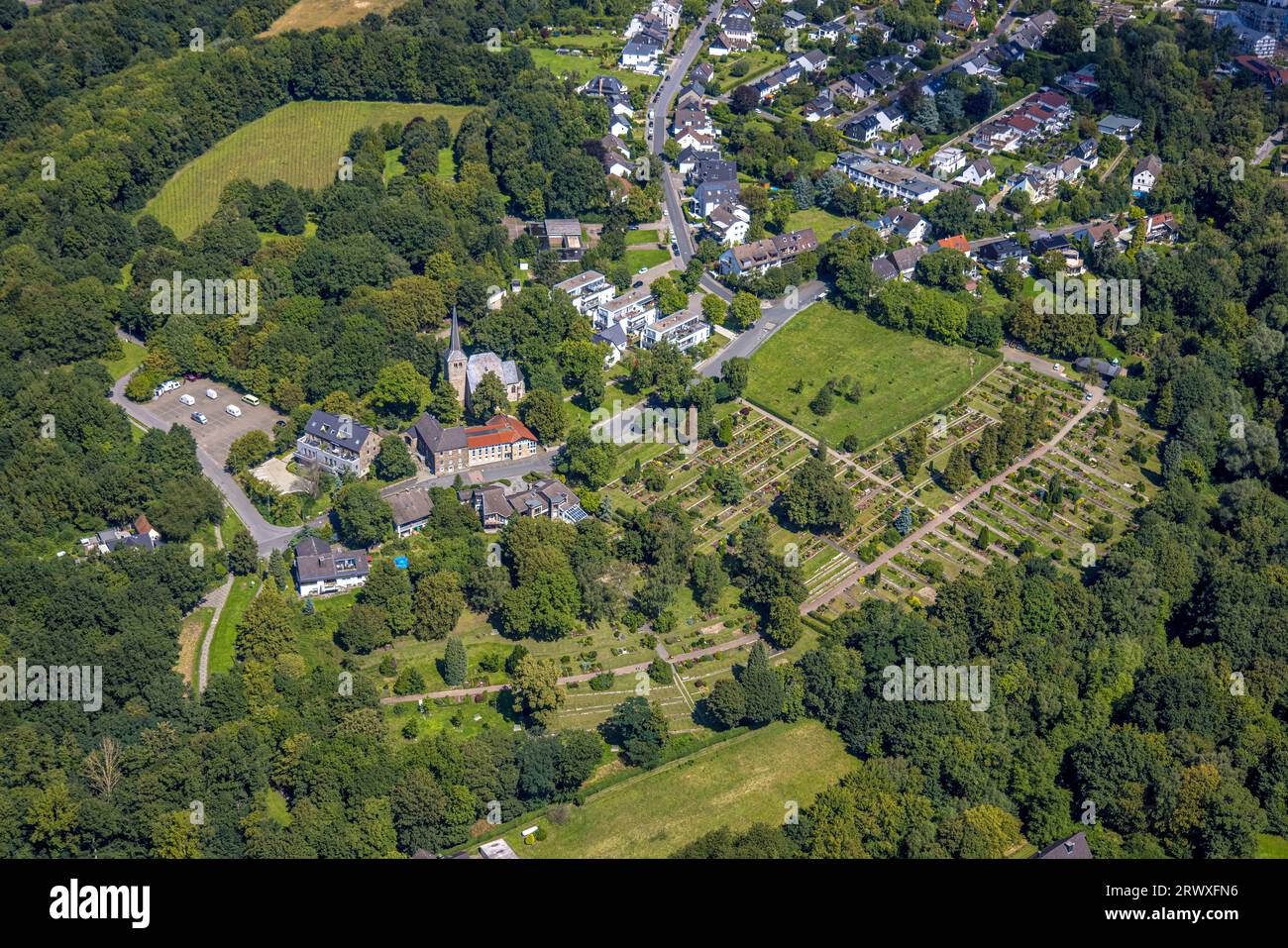 Vue aérienne, vue du village Stiepel avec église du village et cimetière, Stiepel, Bochum, région de la Ruhr, Rhénanie du Nord-Westphalie, Allemagne, site de culte, enterrement Banque D'Images