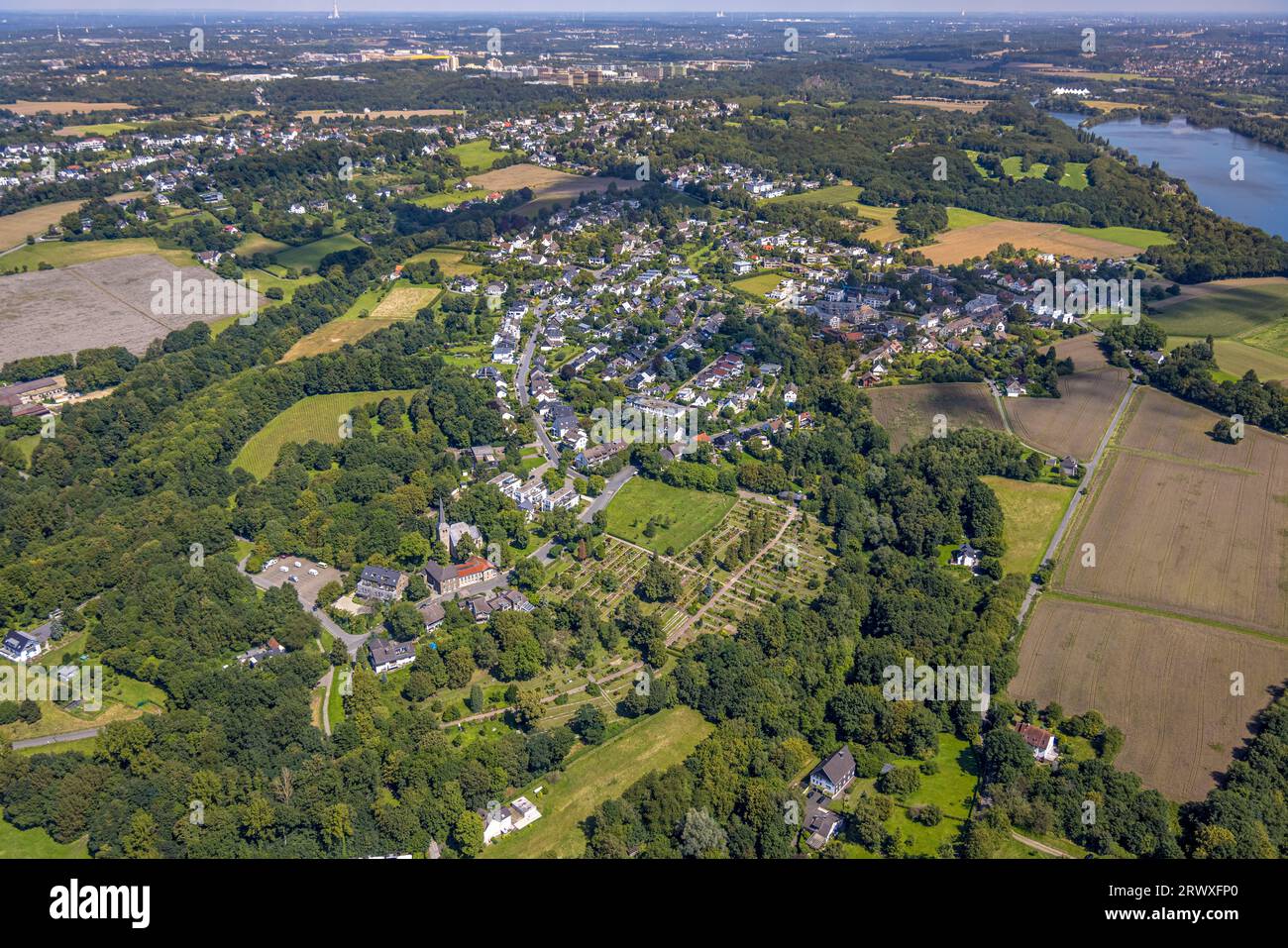 Vue aérienne, vue du village Stiepel avec église du village et cimetière, Stiepel, Bochum, région de la Ruhr, Rhénanie du Nord-Westphalie, Allemagne, site de culte, enterrement Banque D'Images