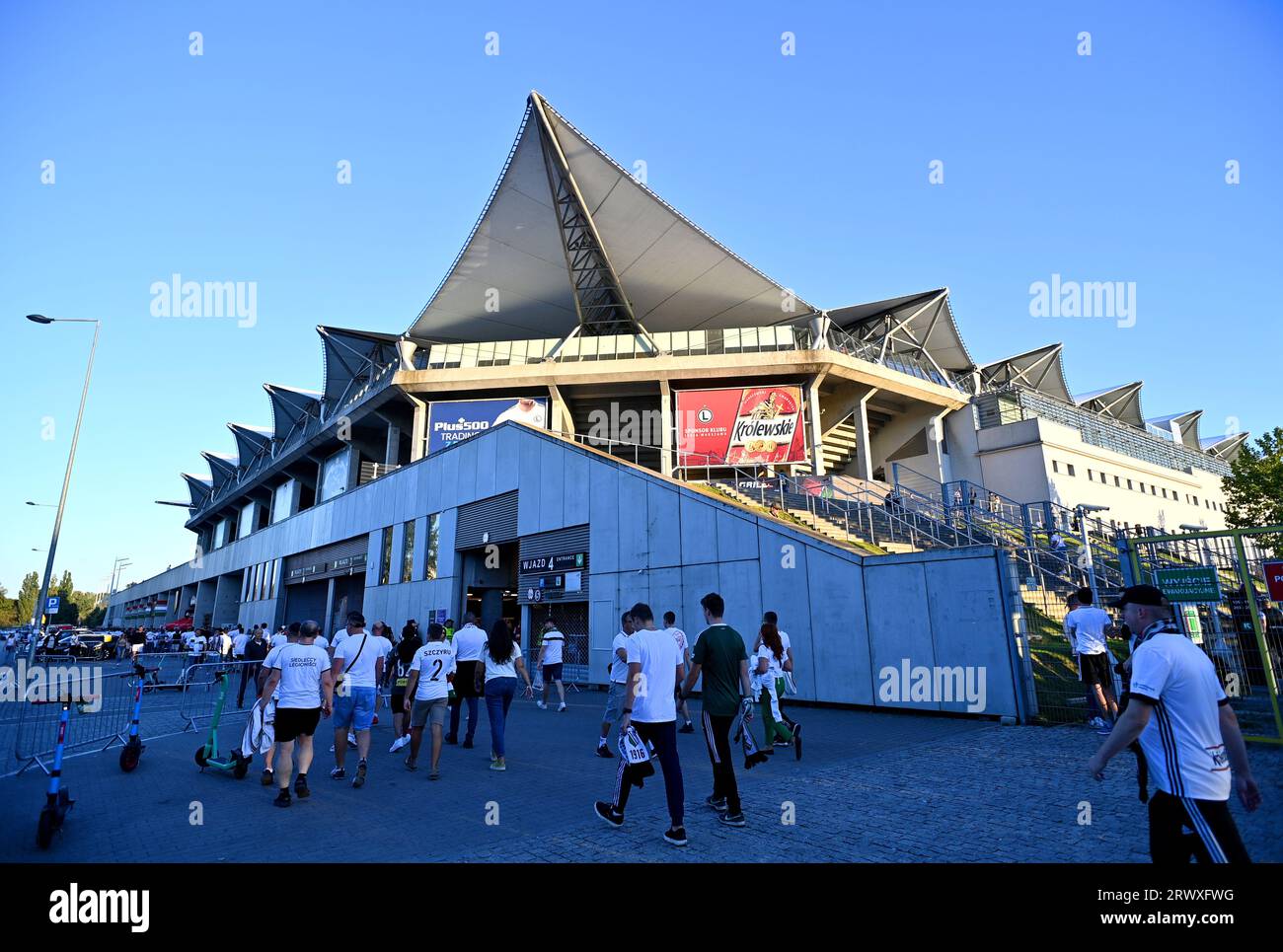 Les supporters arrivent au stade avant le match du groupe E de l'UEFA Europa Conference League au Stadion Wojska Polskiego, Varsovie. Date de la photo : jeudi 21 septembre 2023. Banque D'Images