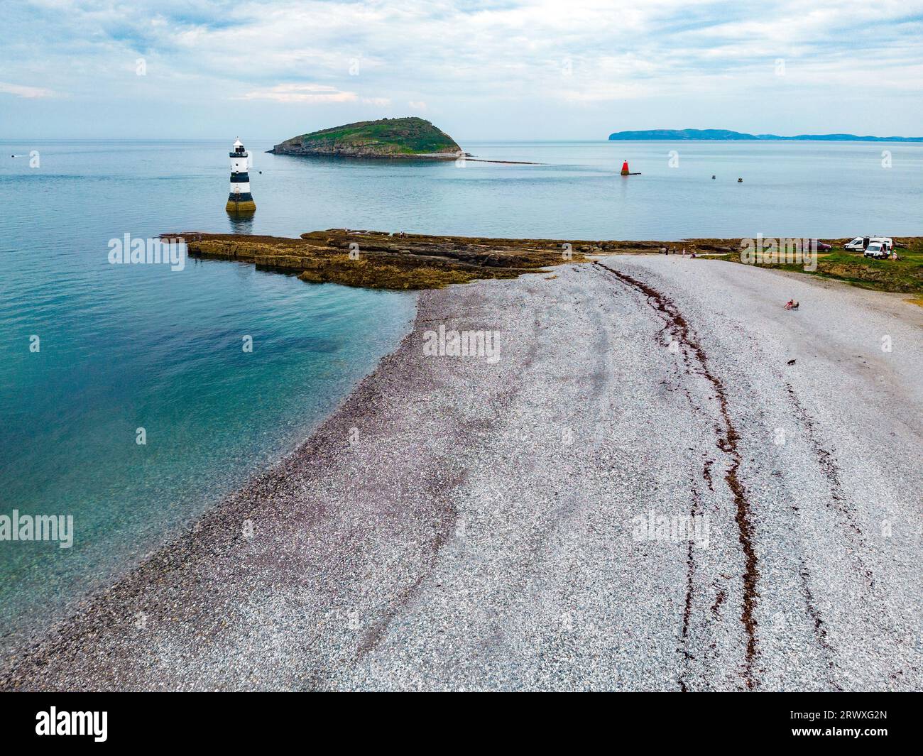 Vue aérienne du phare de Penmon et de l'île Puffin sur l'île d'Anglesey dans le nord du pays de Galles, Royaume-Uni. Banque D'Images
