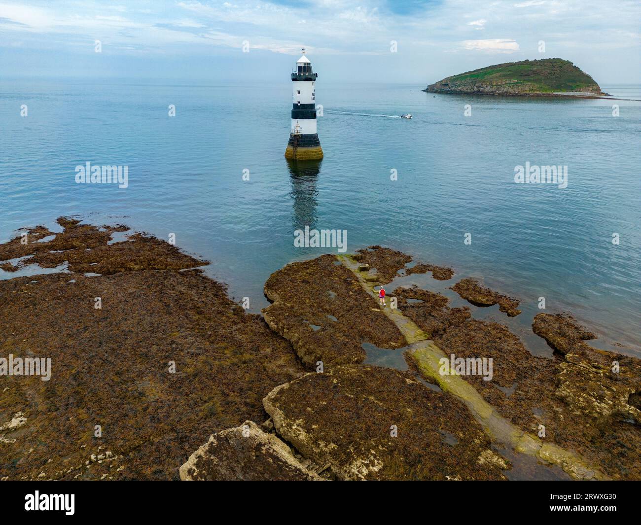 Vue aérienne du phare de Penmon et de l'île Puffin sur l'île d'Anglesey dans le nord du pays de Galles, Royaume-Uni. Banque D'Images