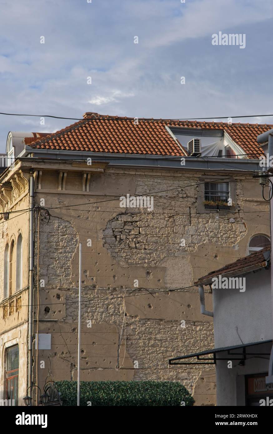 Mostar, Bosnie-Herzégovine - 15 septembre 2023 : signes de guerre bosniaque. Une promenade dans le centre de la ville de Mostar dans la fédération de Bosnie-Herzégovine Banque D'Images