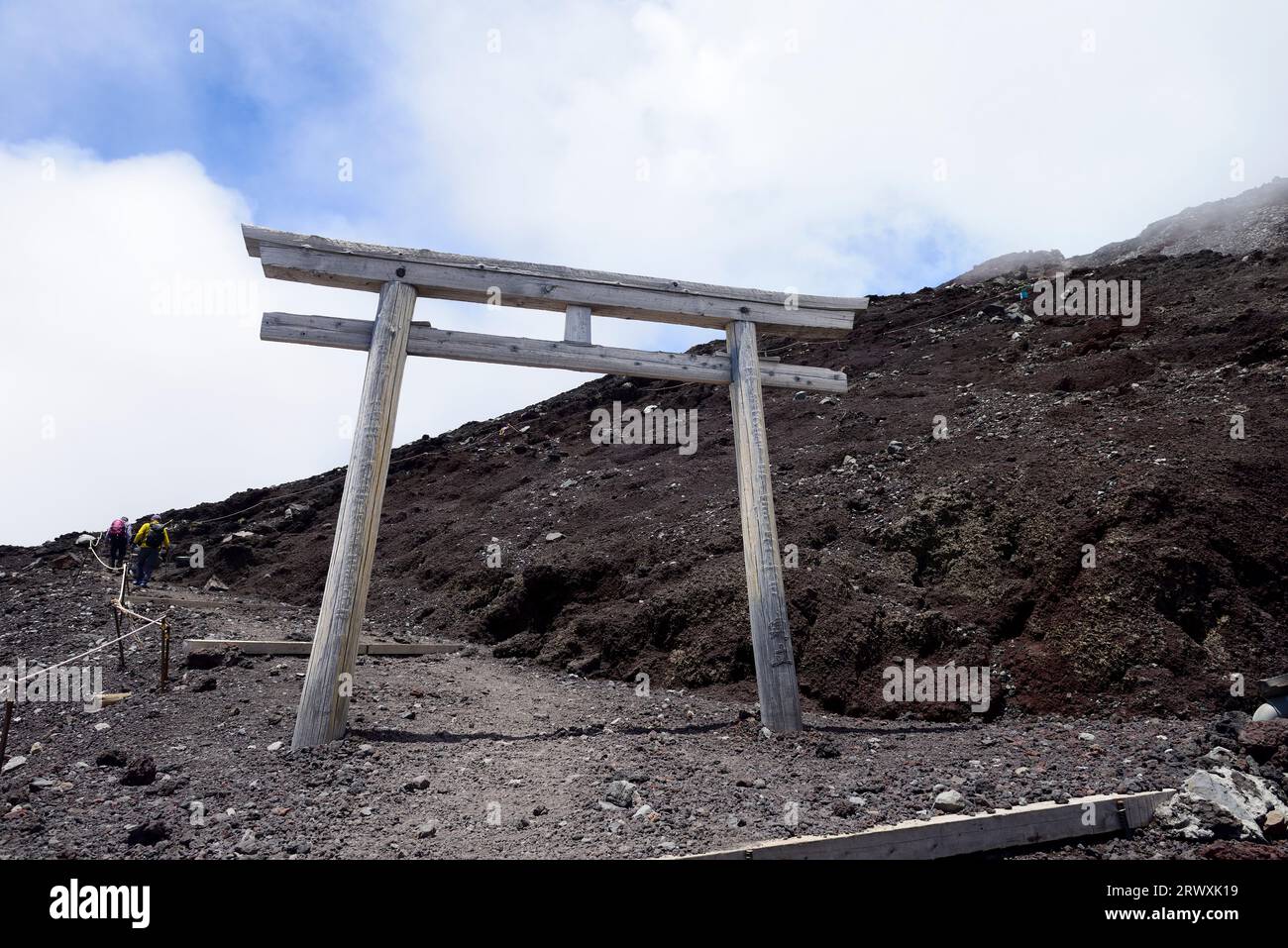 Torii porte à la neuvième station sur la route Fujinomiya sur Mt. Fuji Banque D'Images