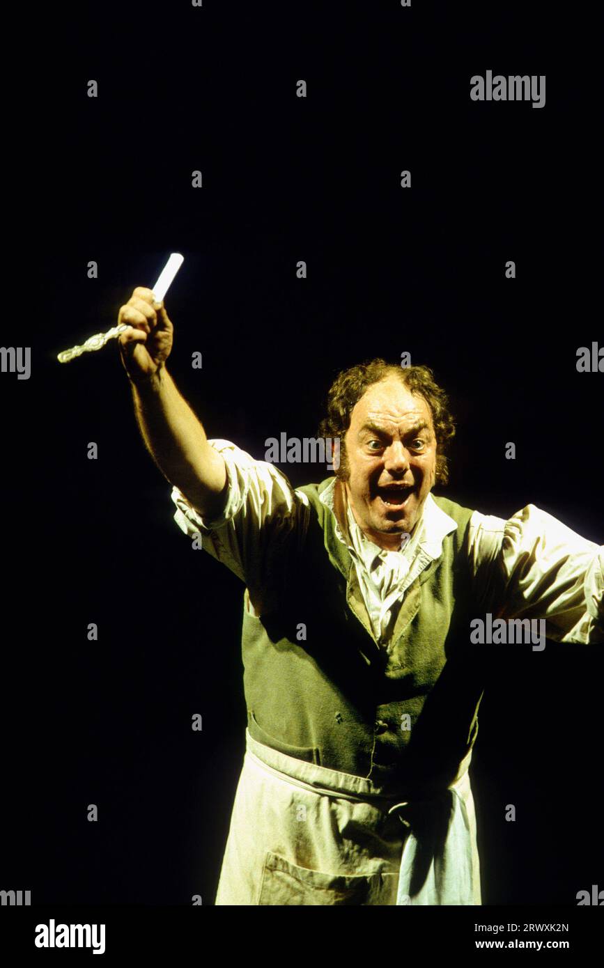 Alun Armstrong (Sweeney Todd) dans SWEENEY TODD - LE DÉMON BARBIER DE FLEET STREET au Cottesloe Theatre, National Theatre (NT), Londres SE1 02/06/1993 musique et paroles : Stephen Sondheim livre : Hugh Wheeler pièce originale : Christopher Bond directeur musical : Paddy Cunneen design : Nick Ormerod éclairage : Mick Hughes mouvement : Jane Gibson réalisateur: Declan Donnellan Banque D'Images