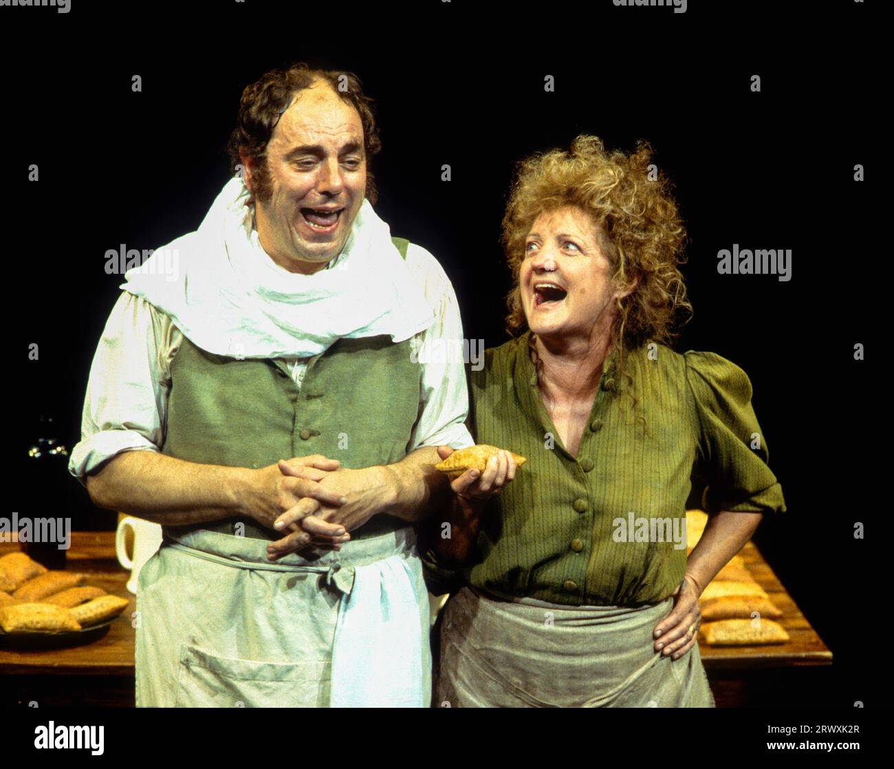 Alun Armstrong (Sweeney Todd), Julia McKenzie (Mrs Lovett) dans SWEENEY TODD - LE DÉMON BARBIER DE FLEET STREET au Cottesloe Theatre, National Theatre (NT), Londres SE1 02/06/1993 musique et paroles : Stephen Sondheim livre : Hugh Wheeler pièce originale : Christopher Bond Directeur musical : Paddy Cunneen design : Nick Ormerod éclairage: Mick Hughes mouvement : Jane Gibson réalisateur : Declan Donnellan Banque D'Images