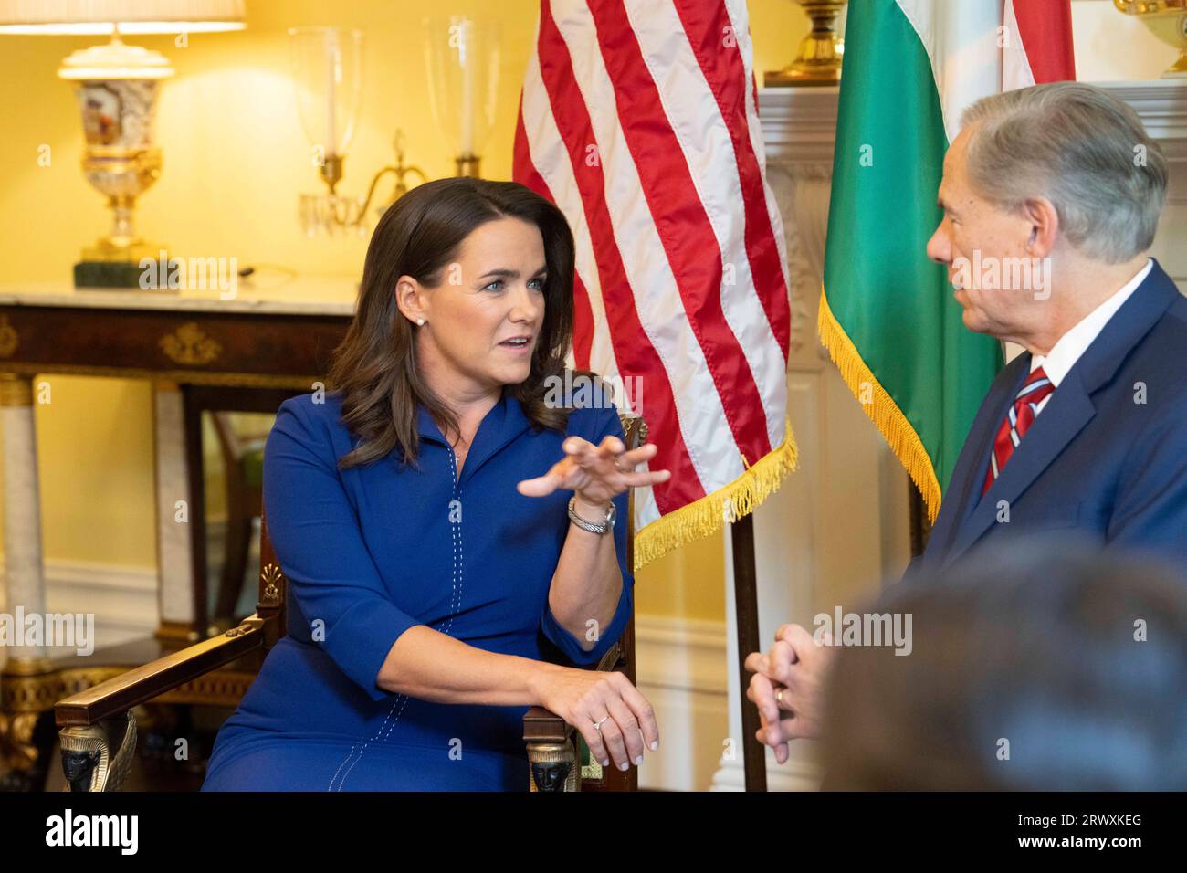 Austin Texas États-Unis, septembre 21 2023 : le président hongrois KATALIN Novák visite le gouverneur du Texas GREG ABBOTT à la résidence du gouverneur à Austin pour parler de commerce et de développement économique. Novák, qui a pris ses fonctions en 2022, est la première femme présidente de Hongrie. Crédit : Bob Daemmrich/Alamy Live News Banque D'Images