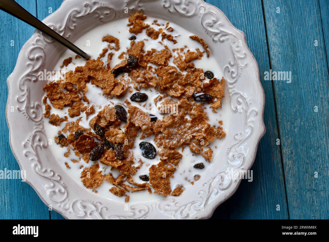 Bol de raisin Bran sur fond en bois bleu Banque D'Images