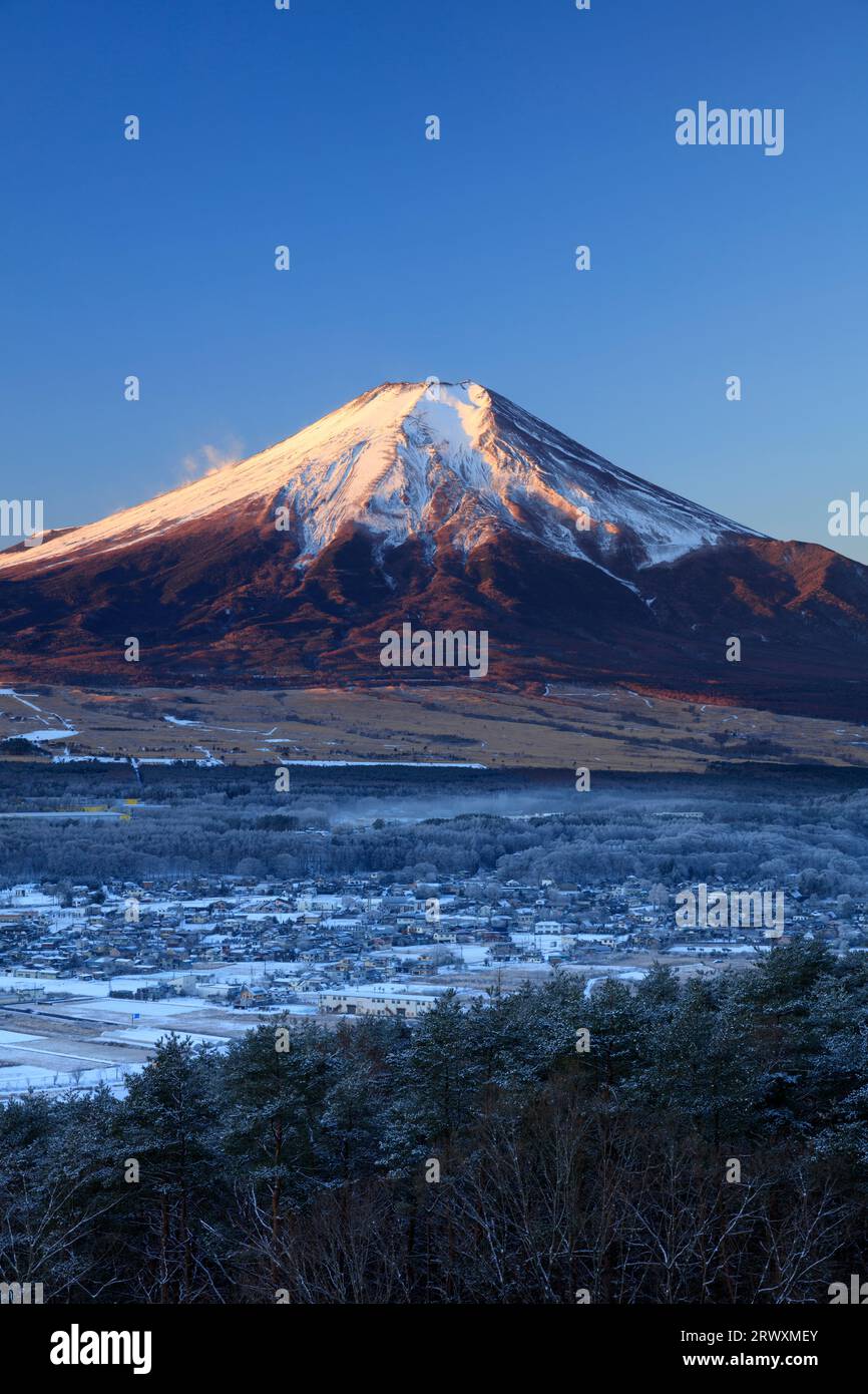 Oshino Village et Mt. Fuji après la chute de neige Banque D'Images