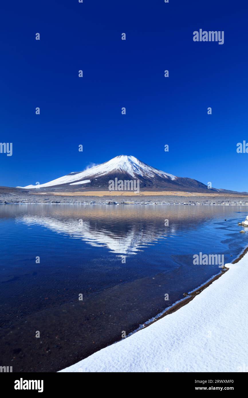 Lac Yamanakako et Mt. Fuji après la chute de neige Banque D'Images