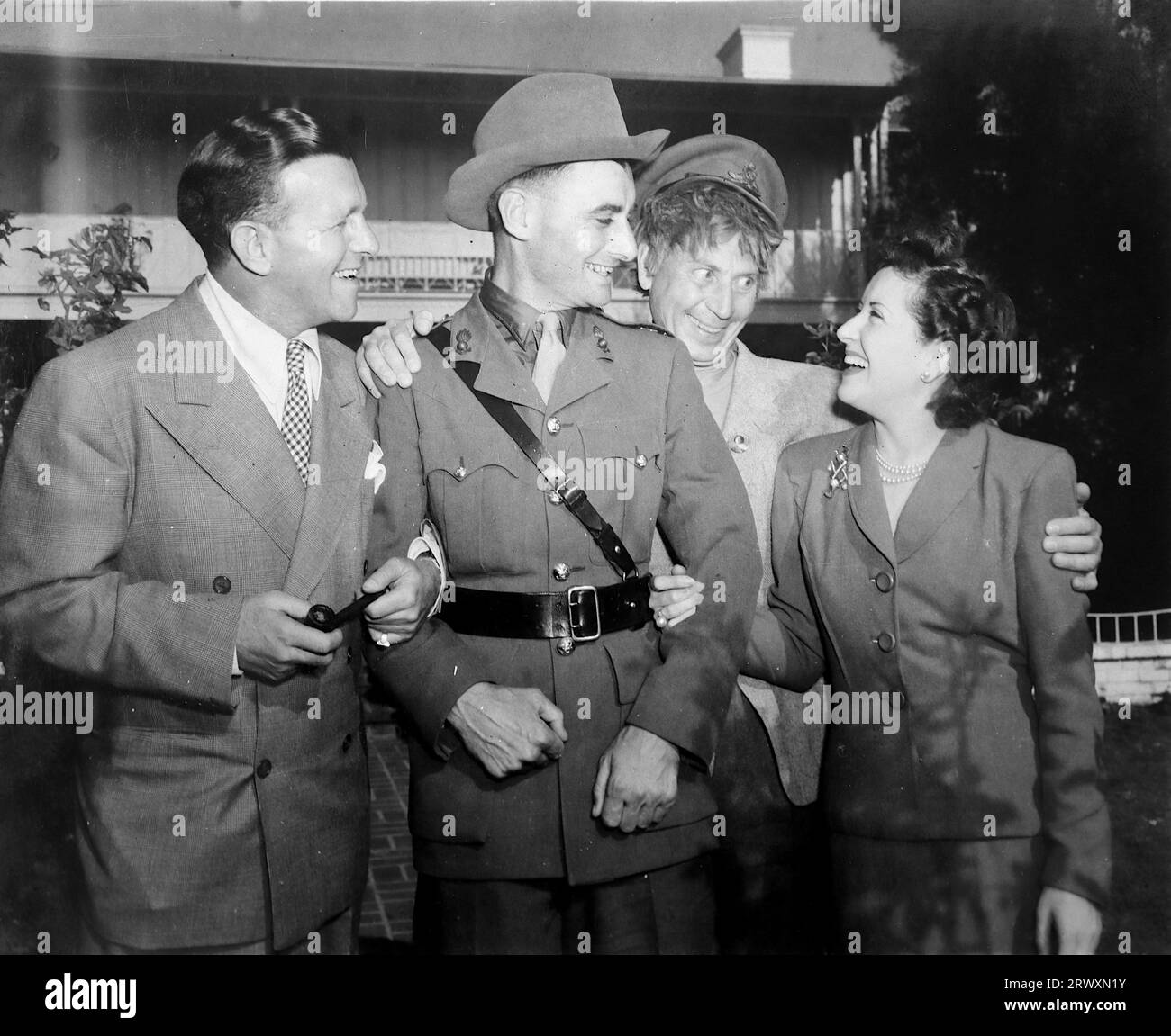 Un officier avec un des frères Marx et d'autres, Hollywood. Photographie rare : tirée d'une collection compilée par un militaire britannique inconnu couvrant la démonstration composite n° 1, batterie AA, tournée des Etats-Unis, à partir du 11 juillet 1943. Il s'agit d'une parmi plus d'une centaine d'images de la collection qui étaient en moyenne autour de 4x3 pouces. Banque D'Images