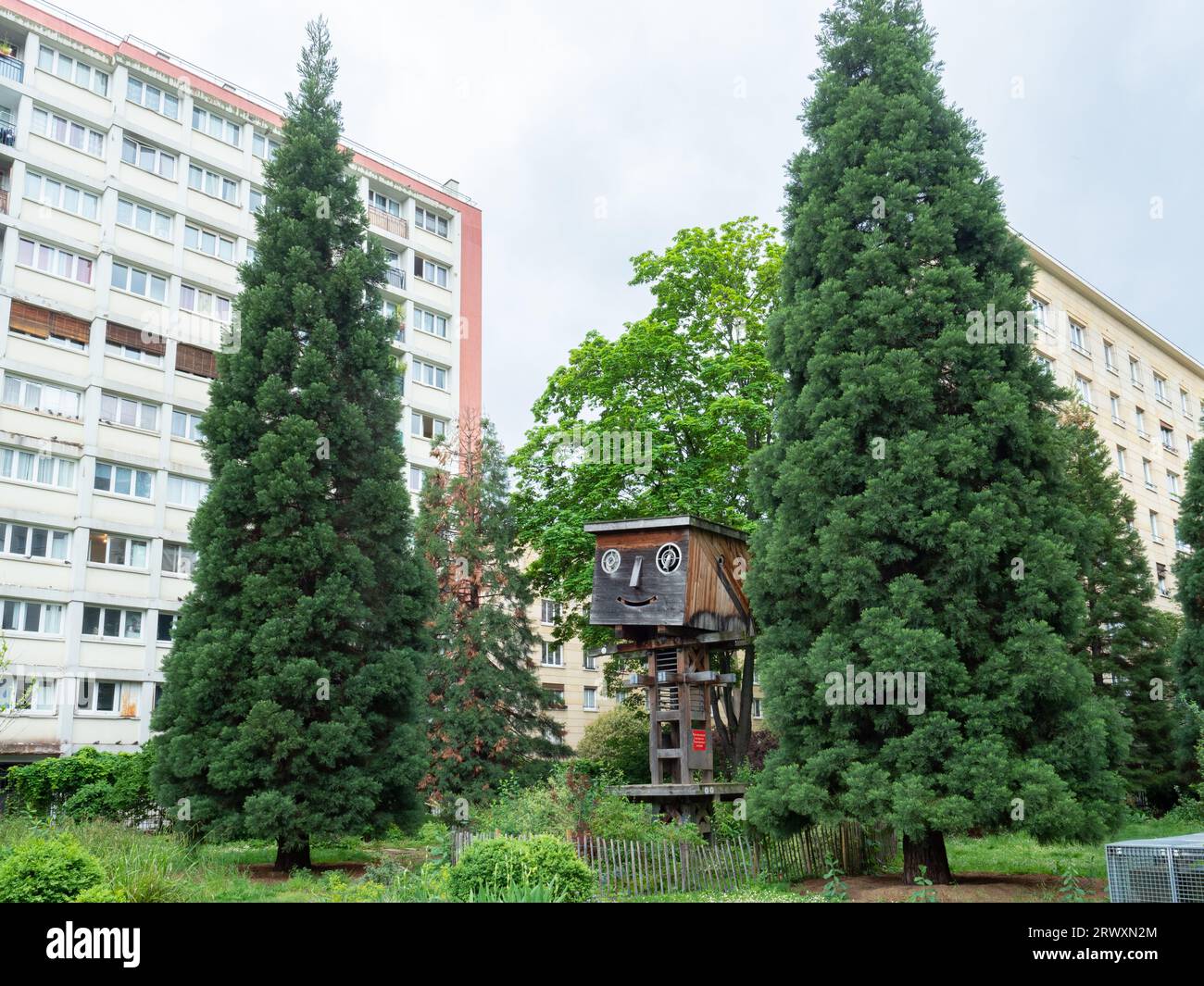 Paris, France - 12 mai 2023 : espaces verts entre les blocs de logements près de Riguet Banque D'Images