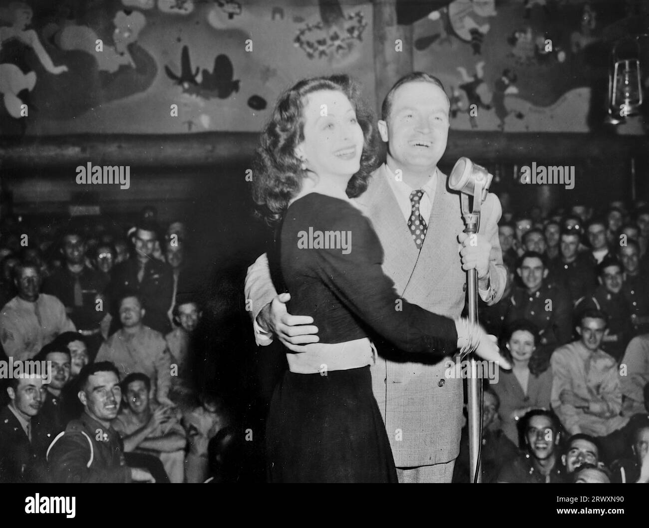 Bob Hope sur scène avec une dame non identifiée, divertissant les troupes britanniques, Hollywood. Photographie rare : tirée d'une collection compilée par un militaire britannique inconnu couvrant la démonstration composite n° 1, batterie AA, tournée des Etats-Unis, à partir du 11 juillet 1943. Il s'agit d'une parmi plus d'une centaine d'images de la collection qui étaient en moyenne autour de 4x3 pouces. Banque D'Images