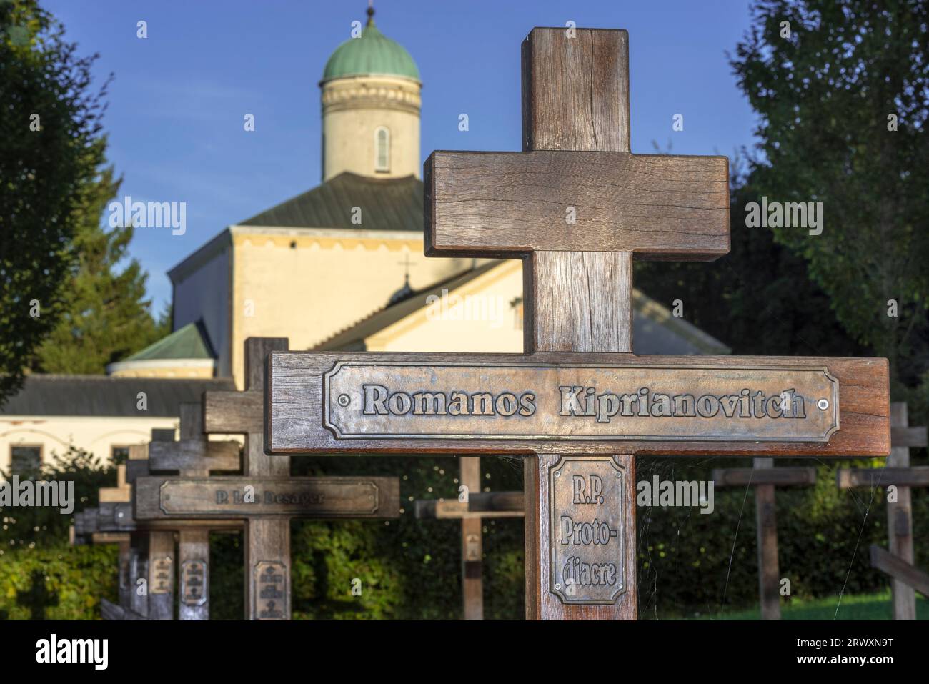 Croix orthodoxe en bois sur cimetière de l'Abbaye de Chevetogne / Abbaye de Chevetogne, monastère bénédictin catholique près de Ciney, Namur, Wallonie, Belgique Banque D'Images
