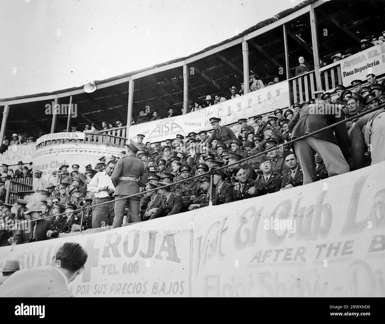 Dans la foule à un combat de taureaux au Mexique. Photographie rare : tirée d'une collection compilée par un militaire britannique inconnu couvrant la démonstration composite n° 1, batterie AA, tournée des Etats-Unis, à partir du 11 juillet 1943. Il s'agit d'une parmi plus d'une centaine d'images de la collection qui étaient en moyenne autour de 4x3 pouces. Banque D'Images