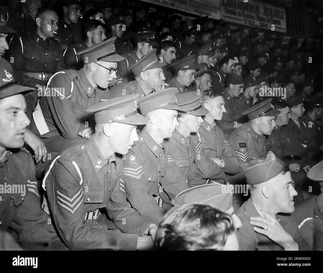 Dans la foule à un combat de taureaux au Mexique. Photographie rare : tirée d'une collection compilée par un militaire britannique inconnu couvrant la démonstration composite n° 1, batterie AA, tournée des Etats-Unis, à partir du 11 juillet 1943. Il s'agit d'une parmi plus d'une centaine d'images de la collection qui étaient en moyenne autour de 4x3 pouces. Banque D'Images