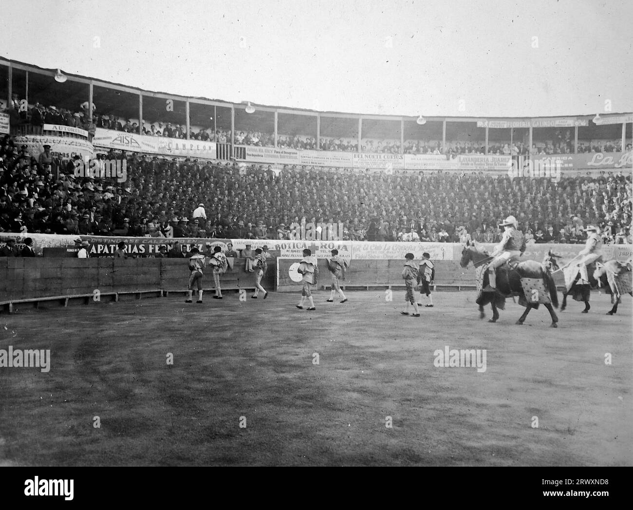 Bull Fight : au début, les trompettes jouent. Photographie rare : tirée d'une collection compilée par un militaire britannique inconnu couvrant la démonstration composite n° 1, batterie AA, tournée des Etats-Unis, à partir du 11 juillet 1943. Il s'agit d'une parmi plus d'une centaine d'images de la collection qui étaient en moyenne autour de 4x3 pouces. Banque D'Images