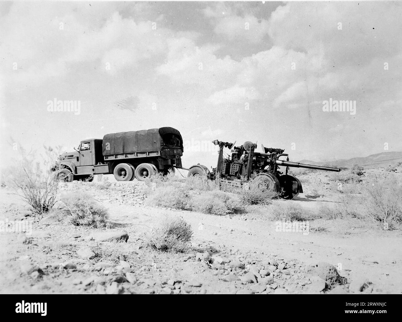 British Studebaker US6 2½ ton 6×6 camion tirant et canon anti-aérien. Rare photographie provenant d'une collection compilée par un militaire britannique inconnu couvrant la démonstration composite n°1, batterie AA, tournée des Etats-Unis, du 11 juillet 1943. Il s'agit d'une parmi plus d'une centaine d'images de la collection qui étaient en moyenne autour de 4x3 pouces. Banque D'Images