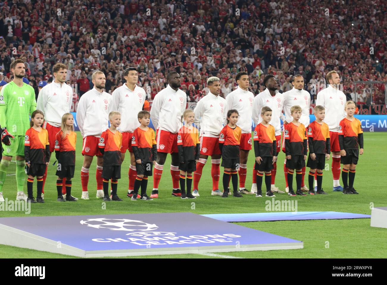 MUNICH, Allemagne. , . FC BAYERN MUENCHEN line up, 26 Sven ULREICH, Keeper, 2 Dayot UPAMECANO, 3 Minjae KIM, 6 Joshua KIMMICH, 7 Serge GNABRY, 8 Leon GORETZKA, 9 Harry KANE, 10 Leroy SANÉ, 19 Alphonso DAVIS, 27 Konrad LAIMER, lors de l'UEFA Champions League Goup Un match entre le FC BAYERN Muenchen et MANCHESTER-UNITED à l'Allianz Arena, le stade de Munich le 20 septembre. In Muenchen (photo Arthur THILL/ATP Images) (THILL Arthur/ATP/SPP) crédit : SPP Sport Press photo. /Alamy Live News Banque D'Images