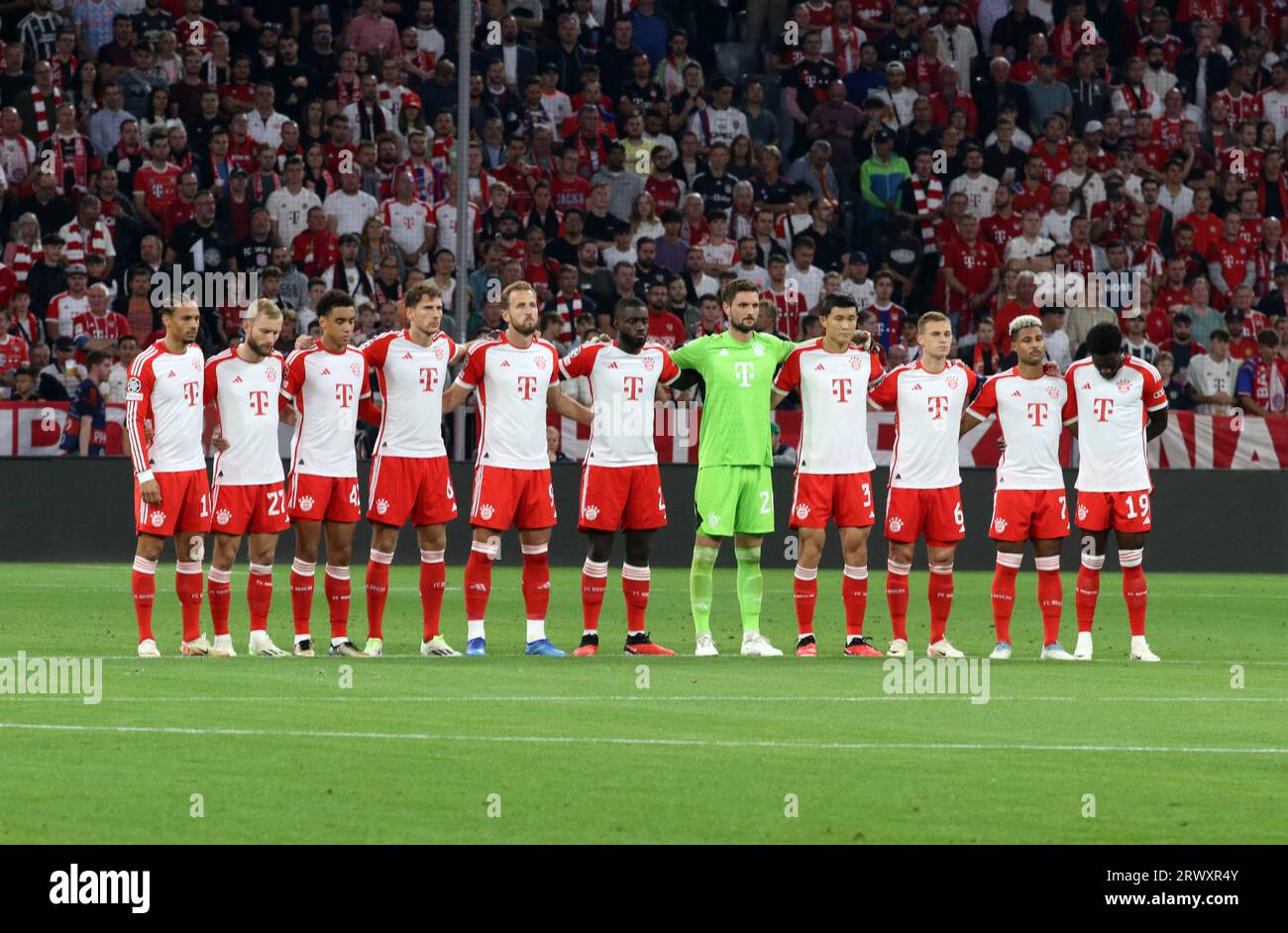 MUNICH, Allemagne. , . FC BAYERN MUENCHEN line up, 26 Sven ULREICH, Keeper, 2 Dayot UPAMECANO, 3 Minjae KIM, 6 Joshua KIMMICH, 7 Serge GNABRY, 8 Leon GORETZKA, 9 Harry KANE, 10 Leroy SANÉ, 19 Alphonso DAVIS, 27 Konrad LAIMER, lors de l'UEFA Champions League Goup Un match entre le FC BAYERN Muenchen et MANCHESTER-UNITED à l'Allianz Arena, le stade de Munich le 20 septembre. In Muenchen (photo Arthur THILL/ATP Images) (THILL Arthur/ATP/SPP) crédit : SPP Sport Press photo. /Alamy Live News Banque D'Images