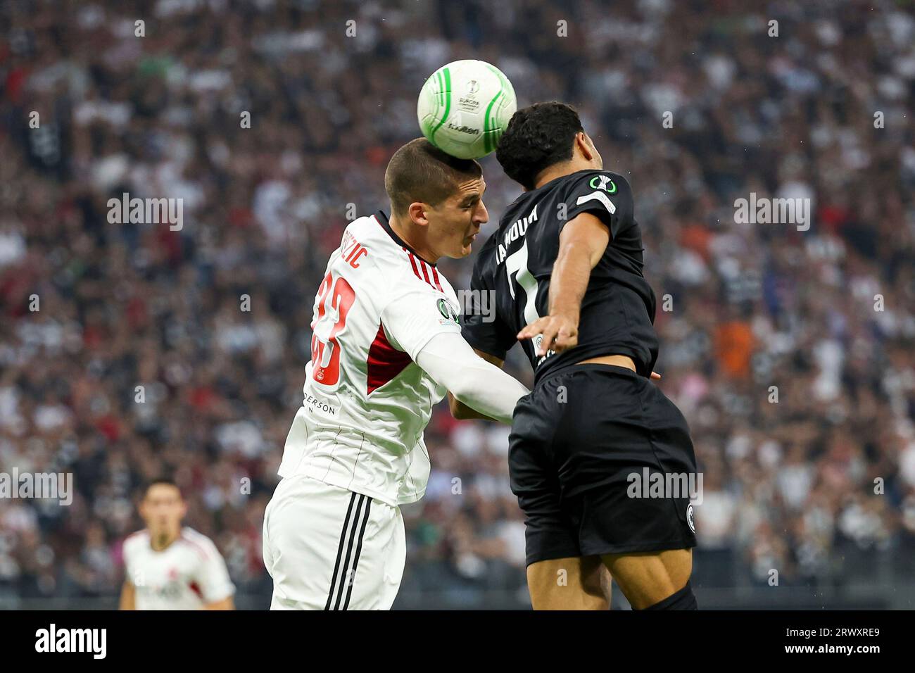 Francfort, Deutschland. 21 septembre 2023. 21.09.2023 UEFA Conference League Group G Eintracht Frankfurt - FC Aberdeen v.l., Slobodan Rubezic (FC Aberdeen), Omar Marmousch (Eintracht Frankfurt), Kopfball, Kopfballduell crédit : dpa/Alamy Live News Banque D'Images