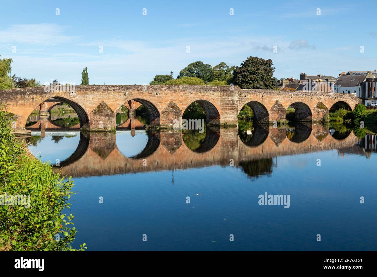 Devorgilla Bridge (ou Old Bridge) est l'un des plus anciens ponts debout d'Écosse. Il enjambe la rivière Nith à Dumfries Banque D'Images