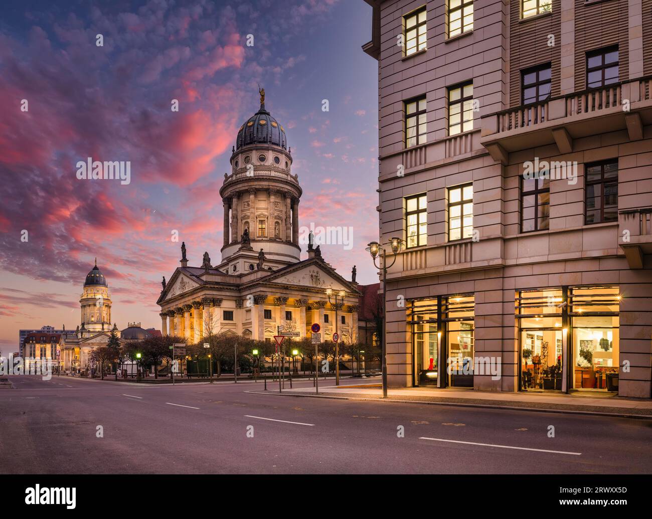 Nouvelle église sur Gendarmenmarkt au coucher du soleil, Berlin Banque D'Images
