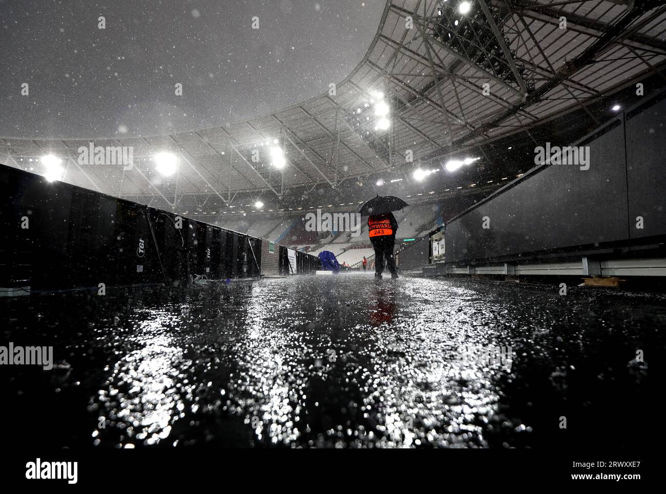 De fortes pluies tombent avant le match de l'UEFA Europa League Group A au London Stadium, Londres. Date de la photo : jeudi 21 septembre 2023. Banque D'Images